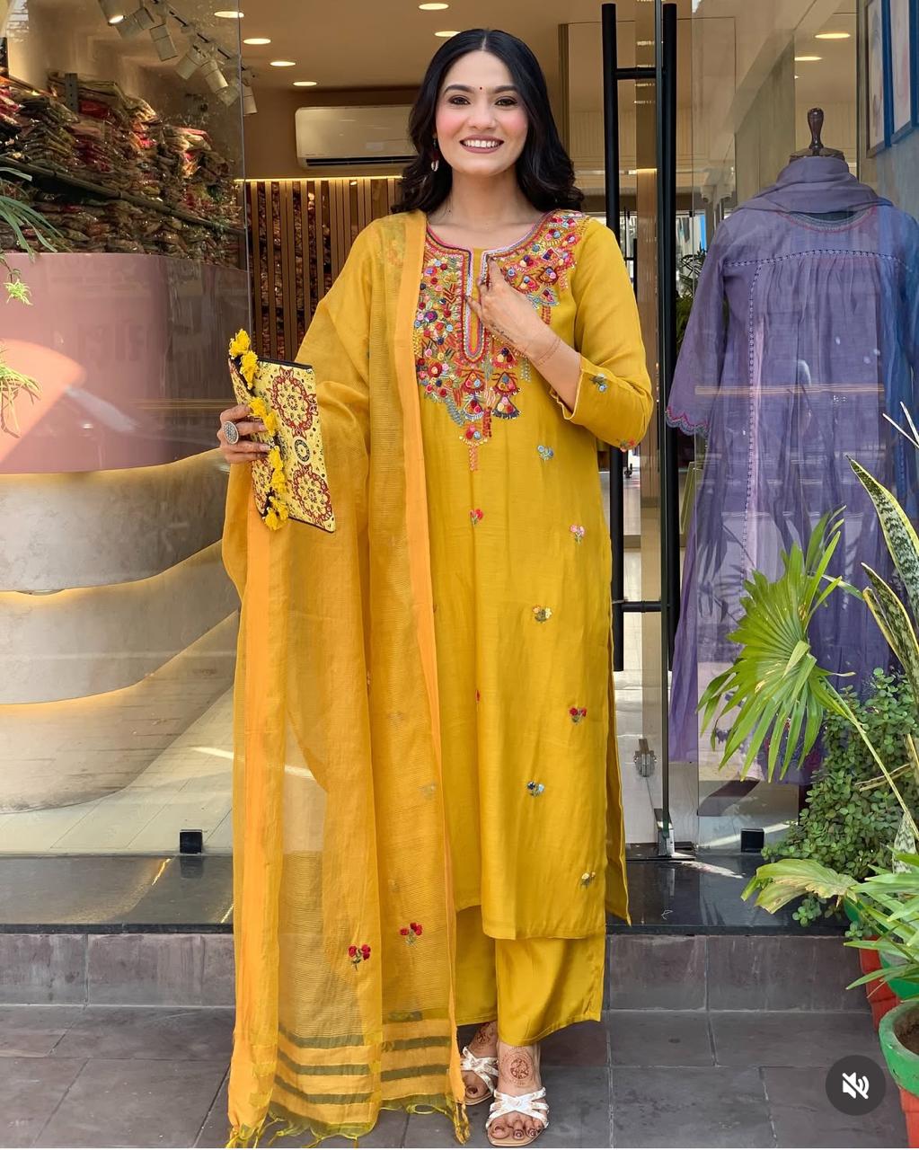 Proudly Presenting Pure Royalty In Premium Mul Chanderi.