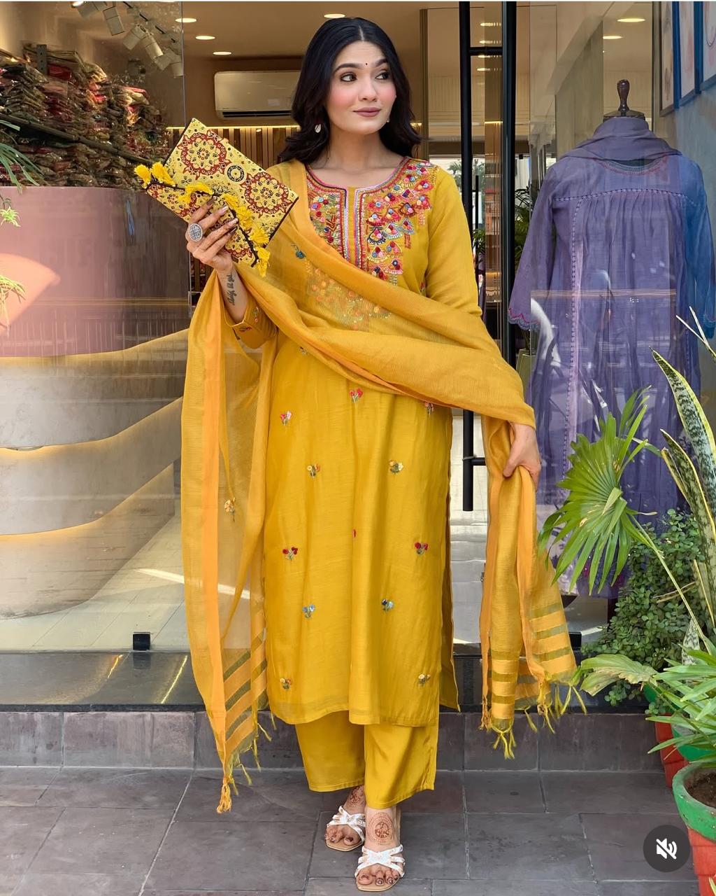 Proudly Presenting Pure Royalty In Premium Mul Chanderi.