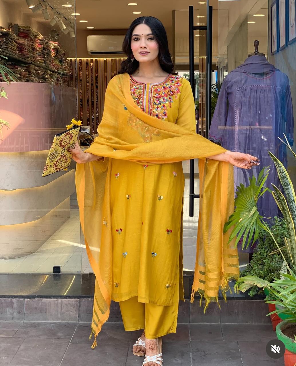 Proudly Presenting Pure Royalty In Premium Mul Chanderi.