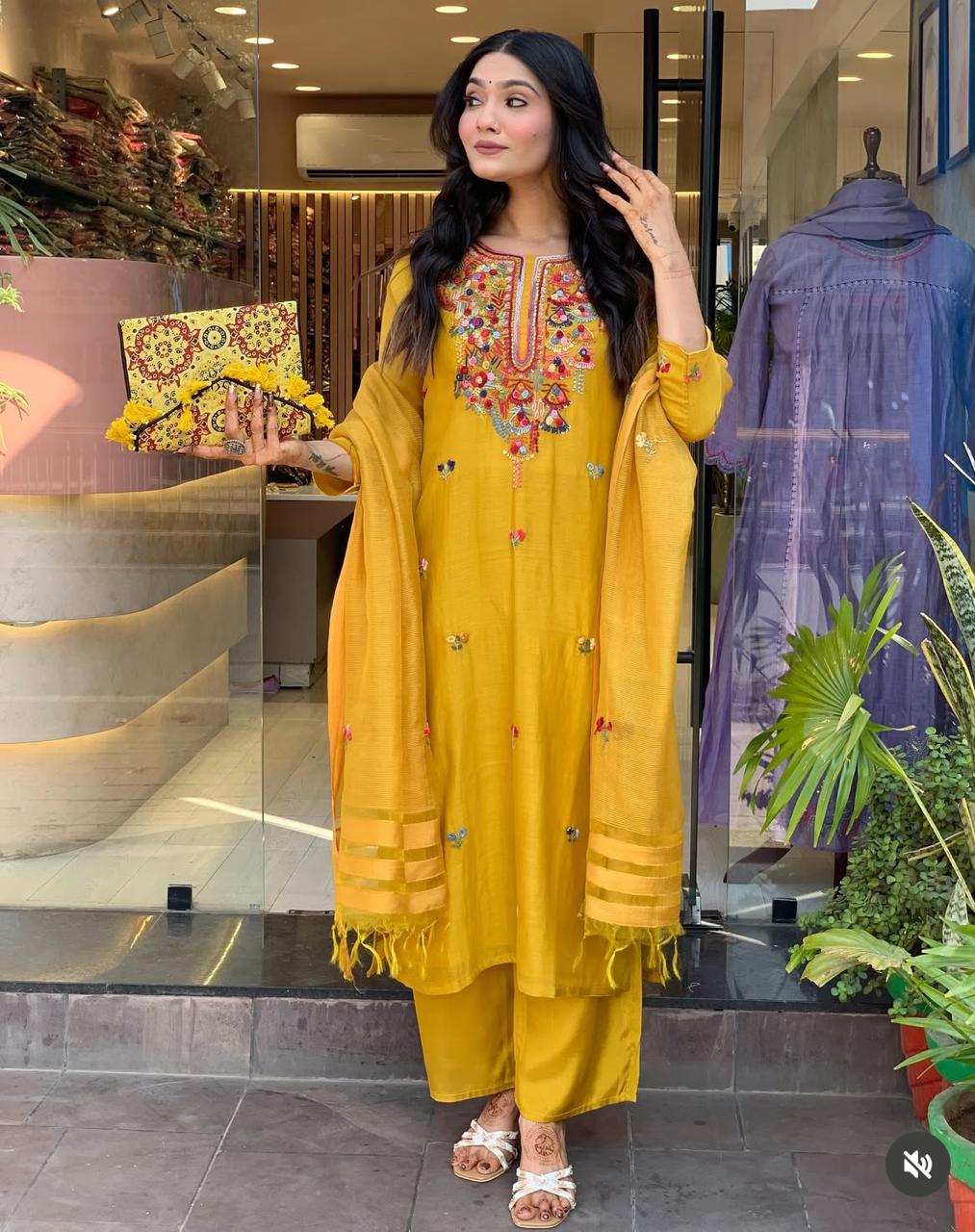 Proudly Presenting Pure Royalty In Premium Mul Chanderi.
