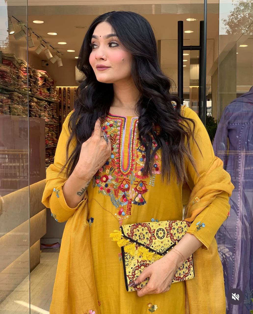 Proudly Presenting Pure Royalty In Premium Mul Chanderi.