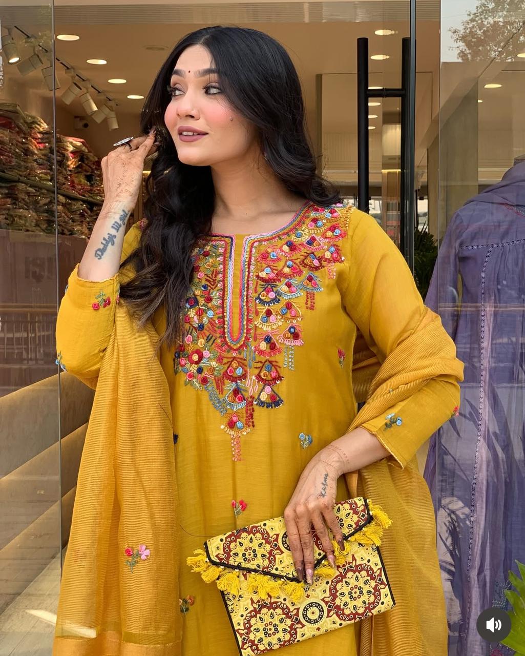 Proudly Presenting Pure Royalty In Premium Mul Chanderi.